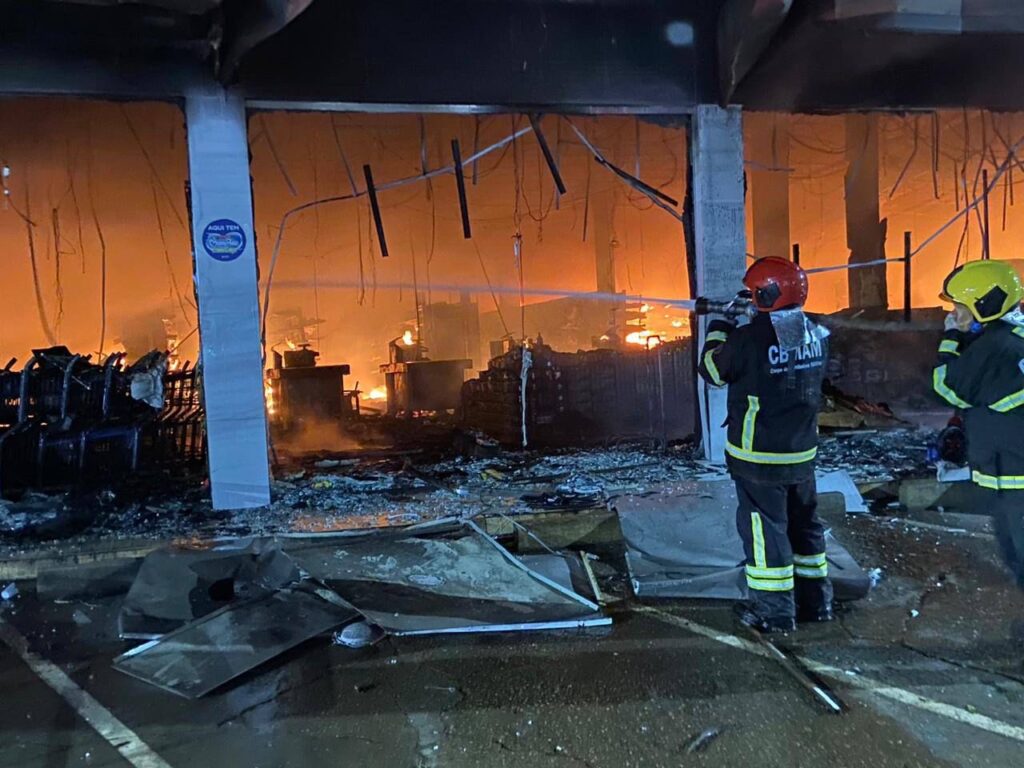 incêndio de grandes proporções atinge supermercado no Amazonas