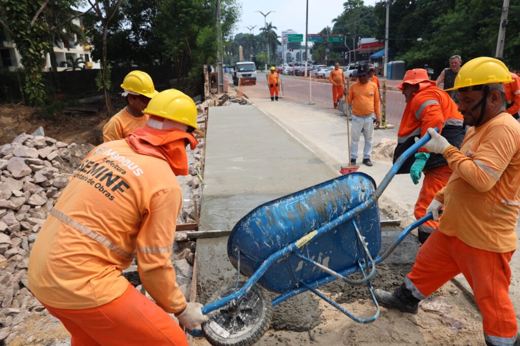 Avenida Mário Ypiranga passa por reconstrução de 200 metros de calçada