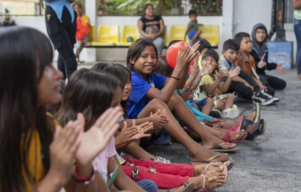 Organizações lideradas por indígenas refugiados inauguram centros educacionais em Manaus