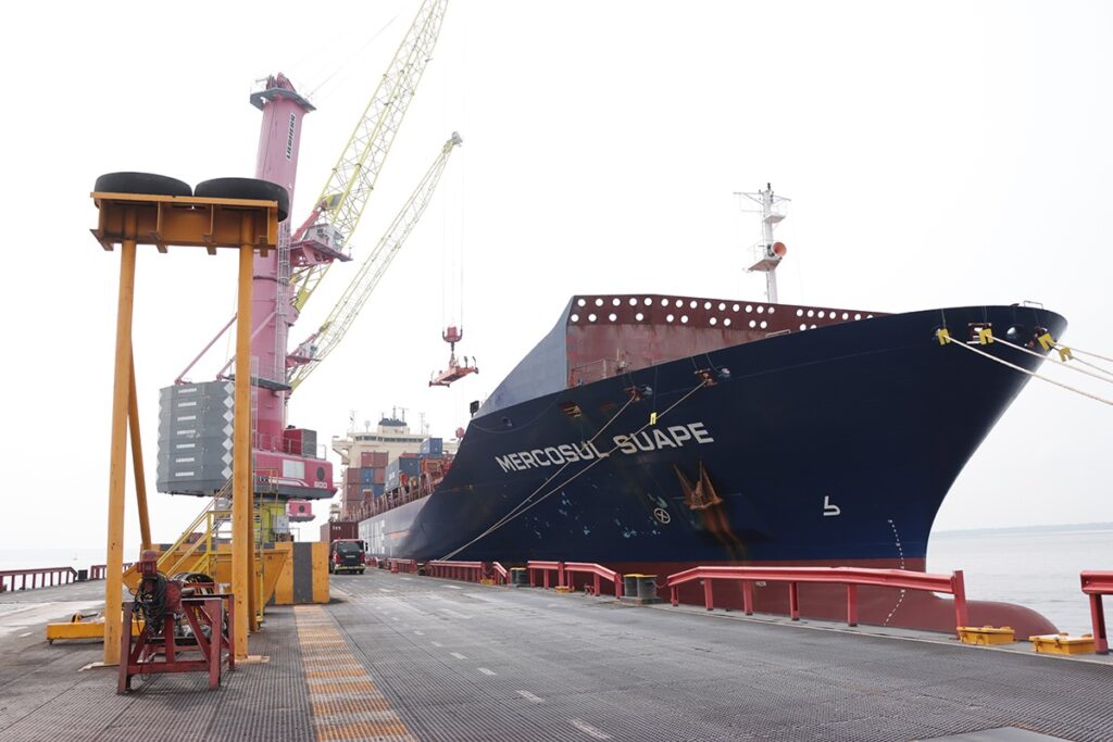 Sedecti celebra a chegada do primeiro navio de grande porte em Manaus após 70 dias de seca