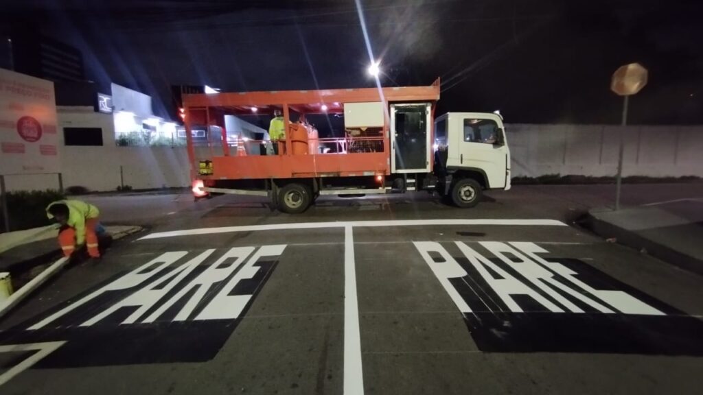 Prefeitura revitaliza sinalização na Zona Centro-Sul de Manaus Prefeitura revitaliza sinalização na Zona Centro-Sul de Manaus