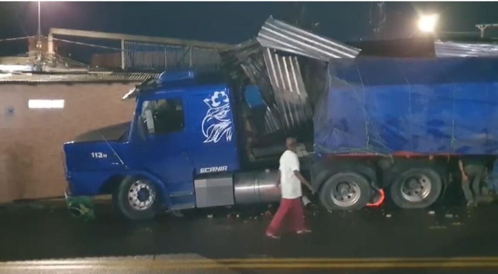 Carreta perde freio e invade comércios no Colônia Oliveira Machado, em Manaus