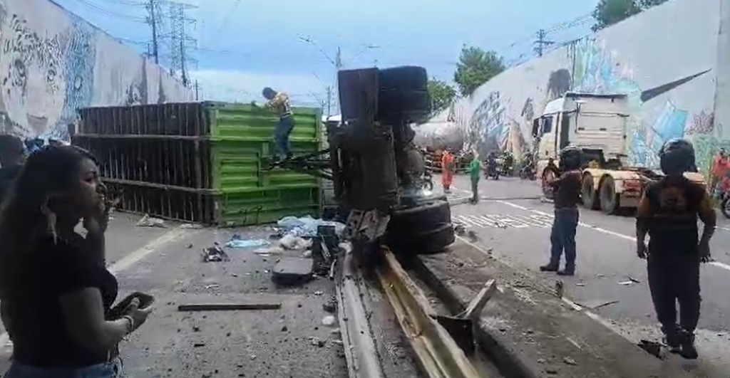 Carreta tomba na Avenida das Flores e causa congestionamento no trânsito