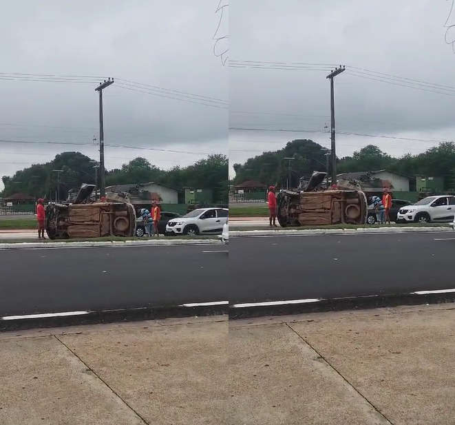 Carro capota na estrada da Ponta Negra em Manaus Carro capota na estrada da Ponta Negra em Manaus