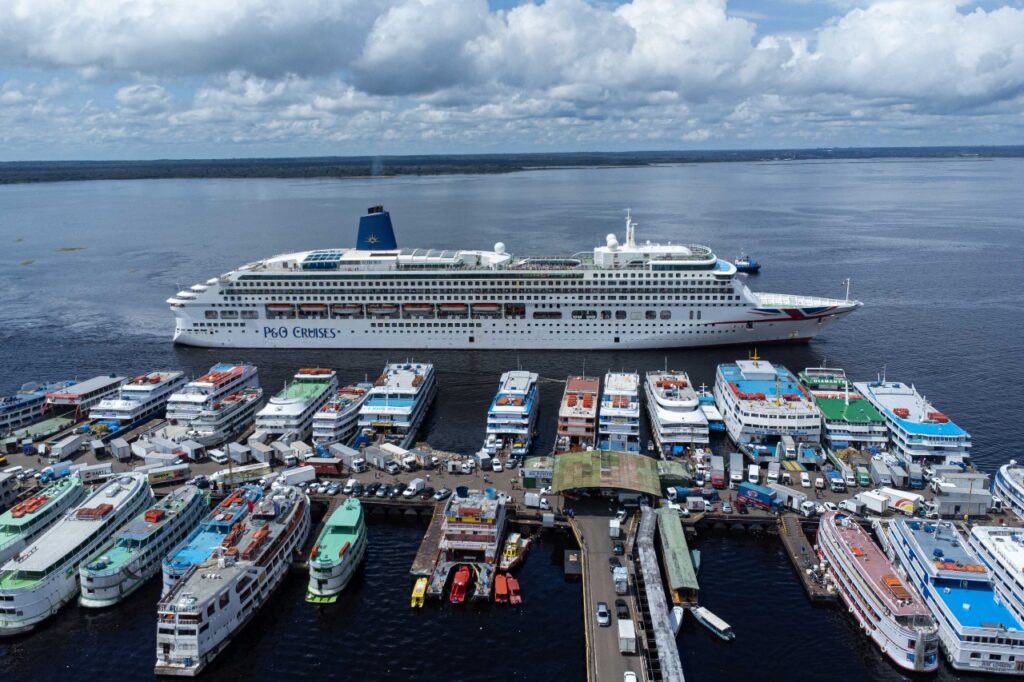 Maior cruzeiro da temporada atraca no Porto de Manaus com mais de 2,4 mil turistas