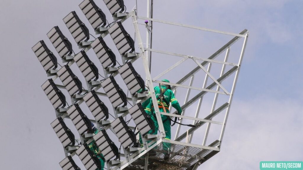 Estádio Carlos Zamith entra na reta final de modernização com novo sistema de iluminação e melhorias na estrutura