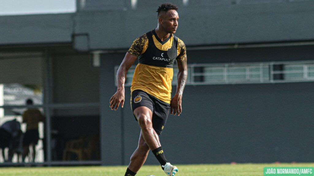Lateral-direito colombiano Nilson Castrillón é oficializado como reforço do Amazonas FC