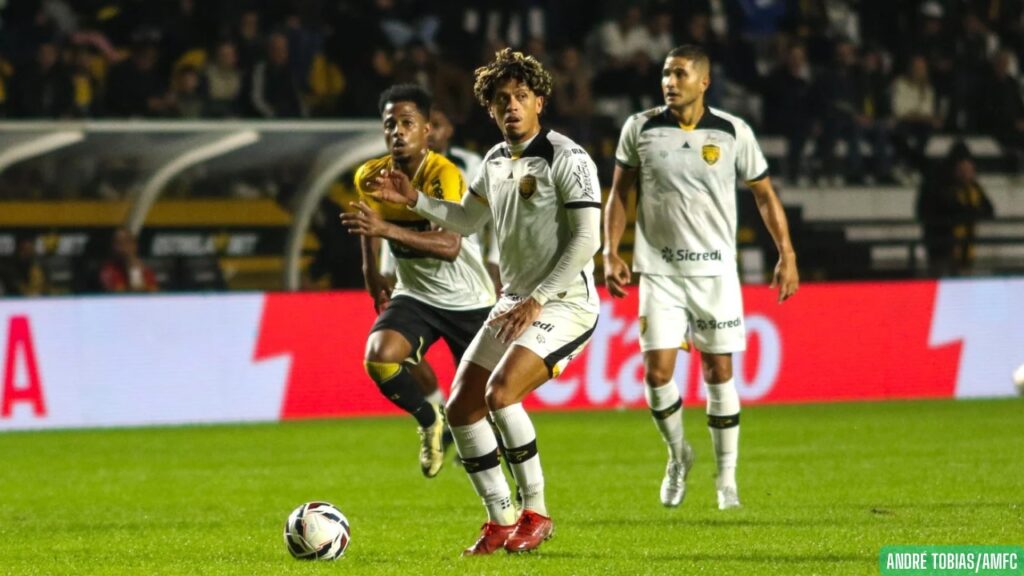 Com gol nos acréscimos, Amazonas perde para o Criciúma e não consegue sair da zona de rebaixamento