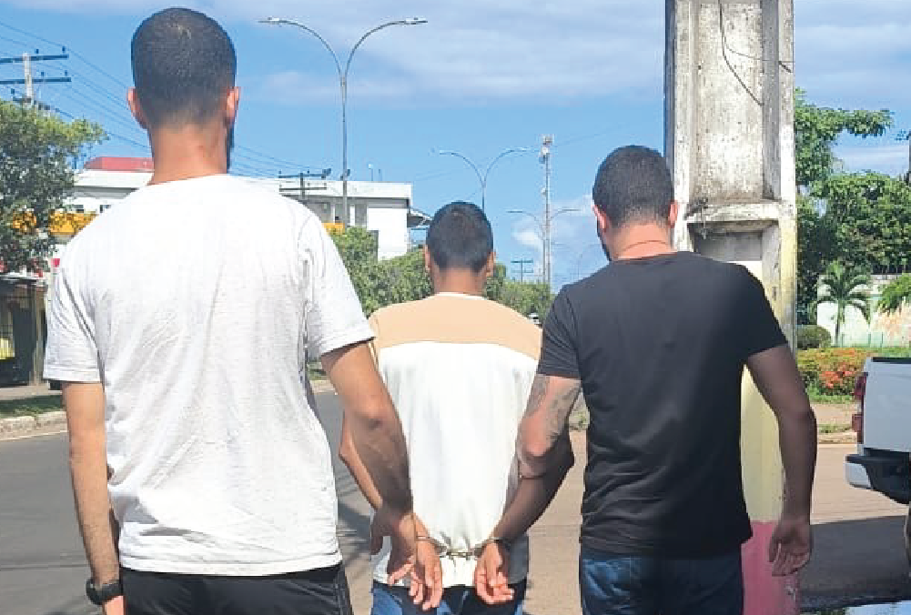 Em Manacapuru, Polícia Civil prende homem foragido por tráfico de drogas e porte ilegal de arma de uso restrito – Polícia Civil do AM Em Manacapuru, Polícia Civil prende homem foragido por tráfico de drogas e porte ilegal de arma de uso restrito – Polícia Civil do AM