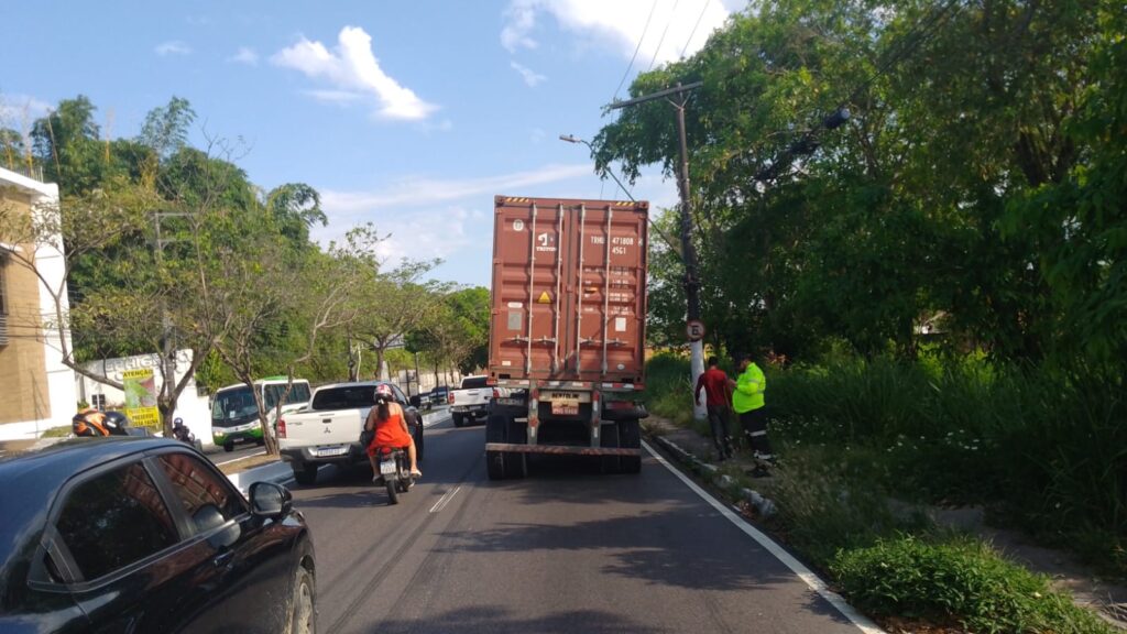 Carreta com falhas graves é retida na Avenida Ephigênio Salles Carreta com falhas graves é retida na Avenida Ephigênio Salles