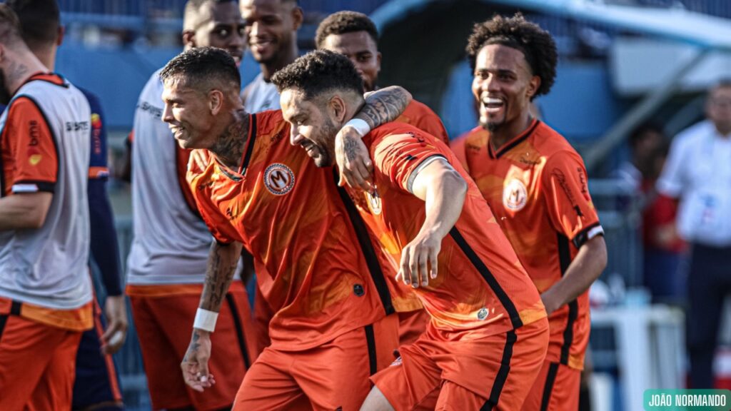 Com golaço de Peninha, Manauara vence o Sampaio Corrêa na Colina e avança na Série D Com golaço de Peninha, Manauara vence o Sampaio Corrêa na Colina e avança na Série D