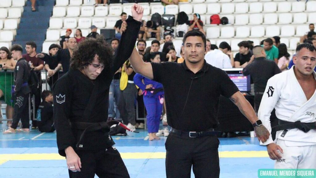 Conexão Catar-Manaus: Andrew Soares é campeão do Norte Brasileiro de Jiu-Jítsu Esportivo 2025 Conexão Catar-Manaus: Andrew Soares é campeão do Norte Brasileiro de Jiu-Jítsu Esportivo 2025
