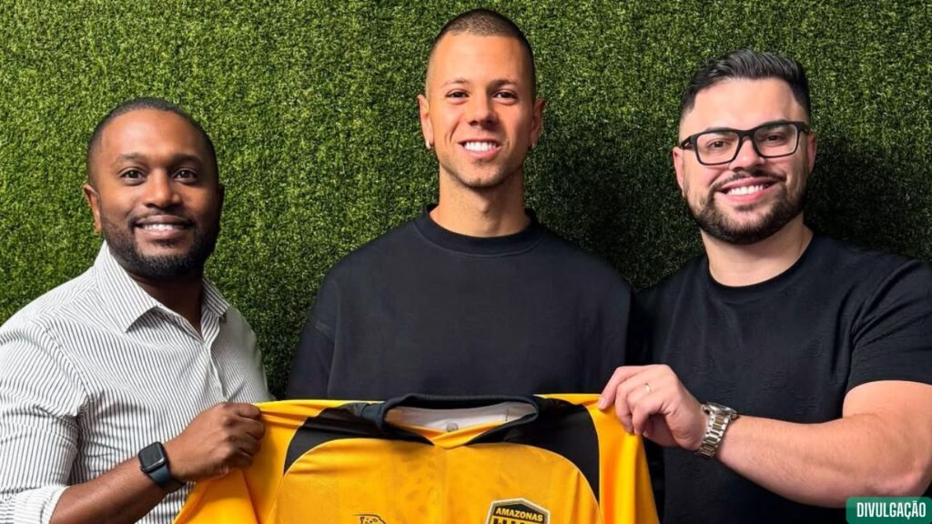 Ex-Peñarol, zagueiro Léo Coelho é oficializado como reforço do Amazonas FC para a Série B
