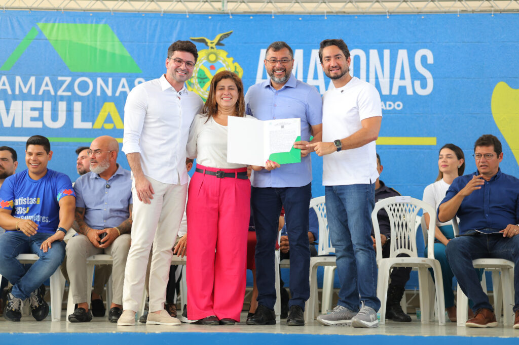 Wilson Lima entrega 403 títulos e anuncia regularização em Manaus