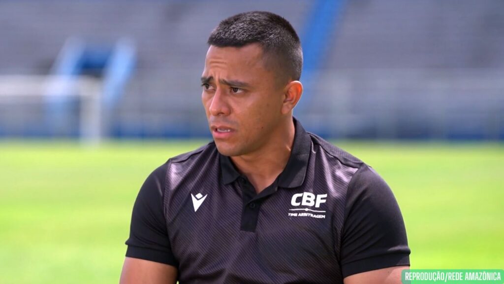 Acusado de agredir ex-namorada jogadora de futebol, árbitro é preso em Manaus Acusado de agredir ex-namorada jogadora de futebol, árbitro é preso em Manaus