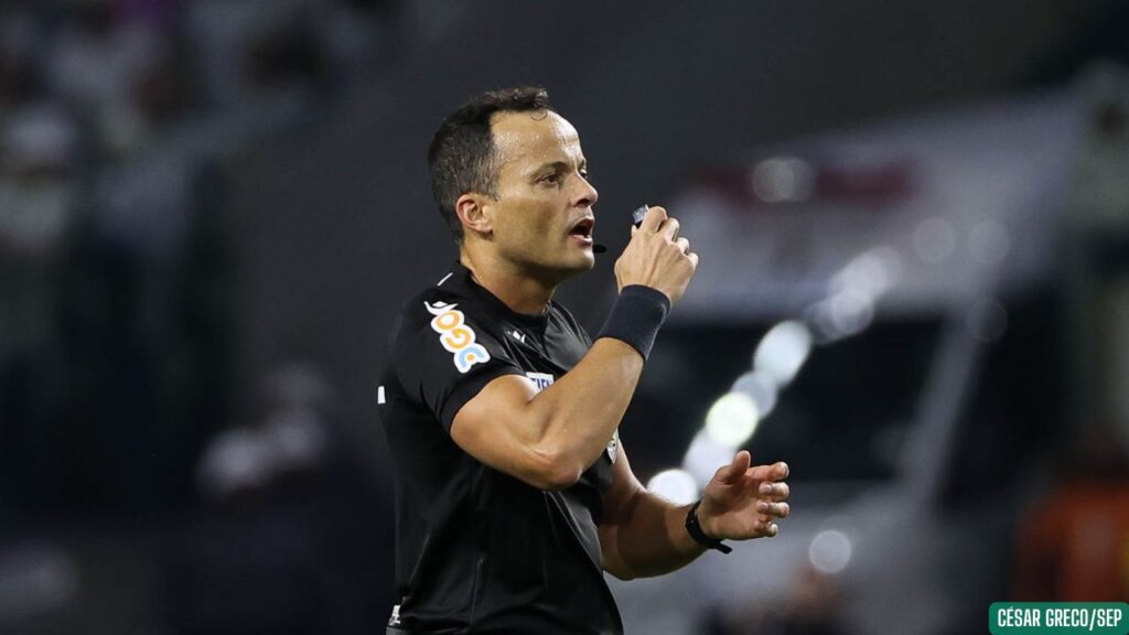 Série B: Sávio Pereira Sampaio, do DF, comanda a arbitragem de Amazonas x Chapecoense Série B: Sávio Pereira Sampaio, do DF, comanda a arbitragem de Amazonas x Chapecoense
