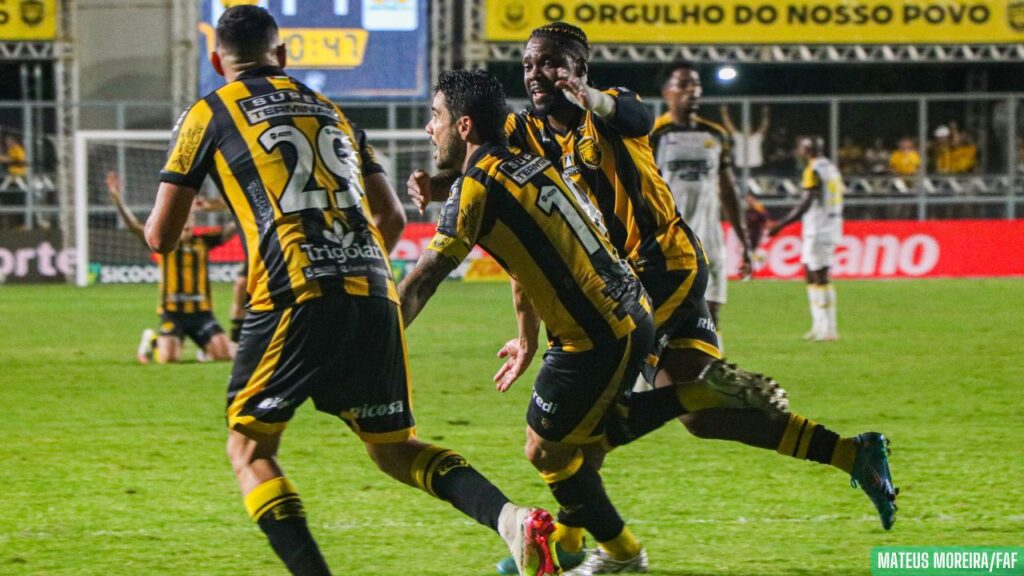 Amazonas vira pra cima do Criciúma e volta a vencer na Série B após três rodadas Amazonas vira pra cima do Criciúma e volta a vencer na Série B após três rodadas