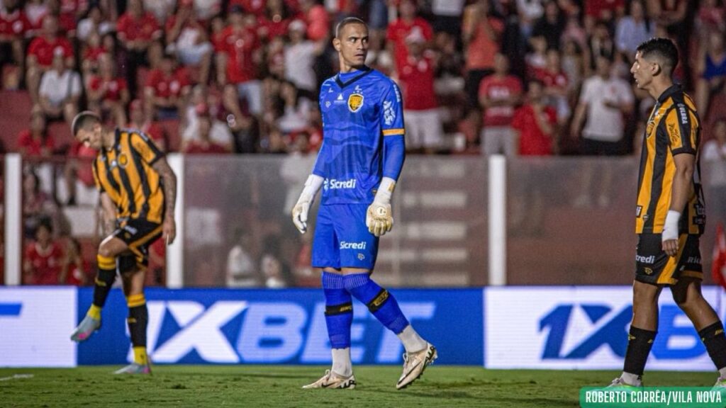 De volta após dois meses, Renan lamenta derrota do Amazonas para o Vila Nova: “Dói bastante, porque fizemos um jogo bom” De volta após dois meses, Renan lamenta derrota do Amazonas para o Vila Nova: “Dói bastante, porque fizemos um jogo bom”