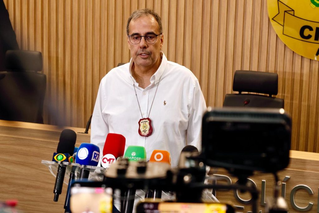Polícia Civil prende suspeito de invadir casa e furtar R$ 50 mil em relógios, arma, celulares e dinheiro – Polícia Civil do AM Polícia Civil prende suspeito de invadir casa e furtar R$ 50 mil em relógios, arma, celulares e dinheiro – Polícia Civil do AM