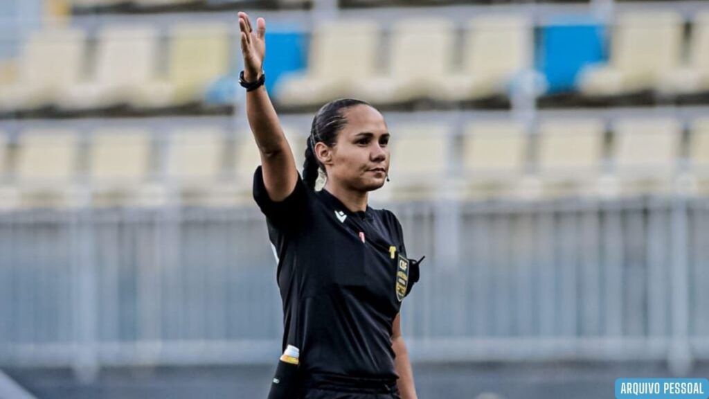Pela primeira vez, uma árbitra central do quadro da FAF apitará uma partida da elite do Brasileirão Feminino Pela primeira vez, uma árbitra central do quadro da FAF apitará uma partida da elite do Brasileirão Feminino