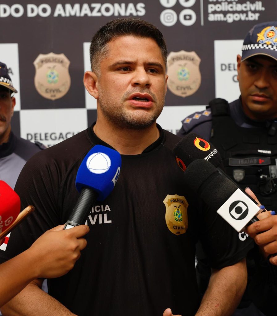 Forças de Segurança efetuam a prisão de ‘Sombra’, apontado como líder do tráfico de drogas no bairro Redenção – Polícia Civil do AM Forças de Segurança efetuam a prisão de ‘Sombra’, apontado como líder do tráfico de drogas no bairro Redenção – Polícia Civil do AM