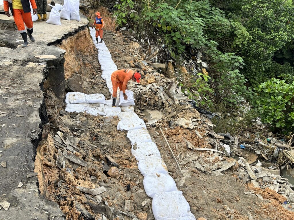 Prefeitura de Manaus atua em plantão e avança com obras emergenciais de contenção no bairro Planalto Prefeitura de Manaus atua em plantão e avança com obras emergenciais de contenção no bairro Planalto