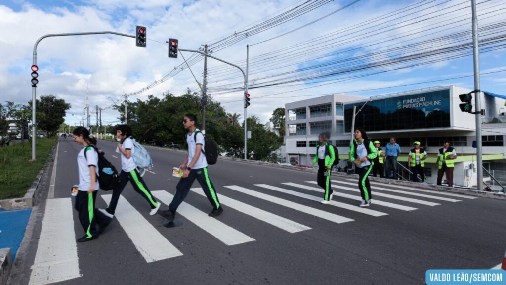Prefeitura de Manaus inicia operação de novo conjunto semafórico no Distrito Industrial e reforça segurança viária