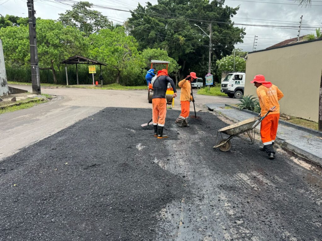 Prefeitura intensifica recuperação asfáltica no bairro Aleixo