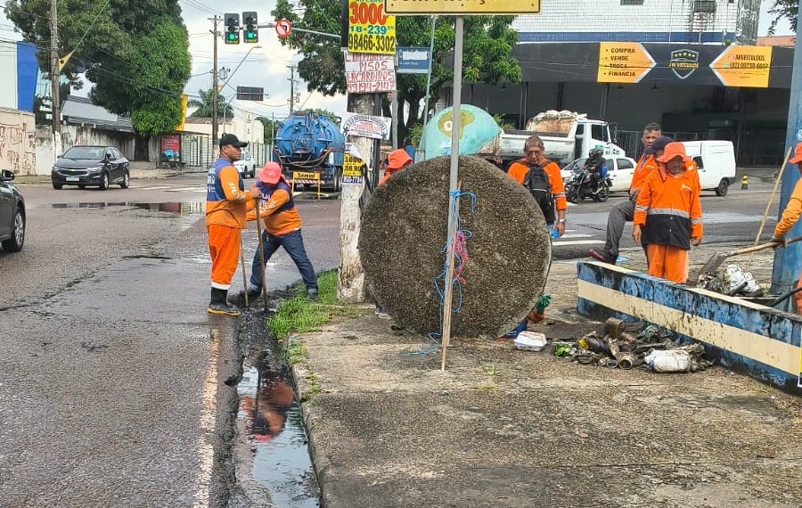 Equipes de plantão da prefeitura retiram resíduos inusitados durante serviços para minimizar os impactos das chuvas na zona Sul de Manaus Serviço