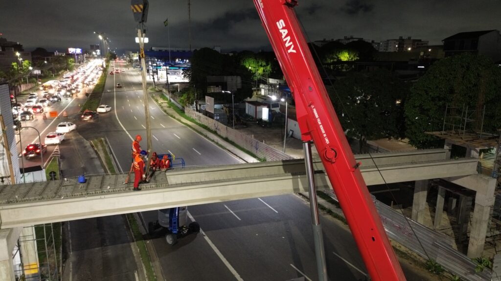 Obras de implantação de vigas pré-moldadas para a nova passarela da avenida Torquato Tapajós Obras