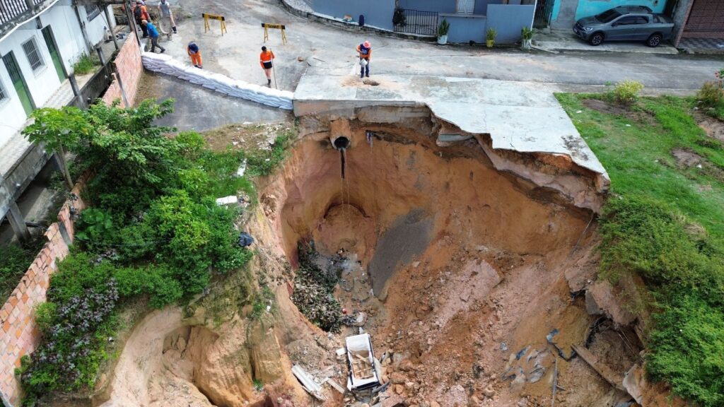 PMM inicia obras de contenção em talude no bairro Colônia Antônio Aleixo
