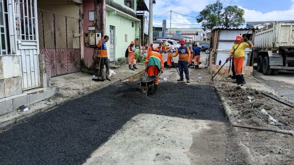 PMM trabalha na recuperação asfáltica da avenida Manaus 2000