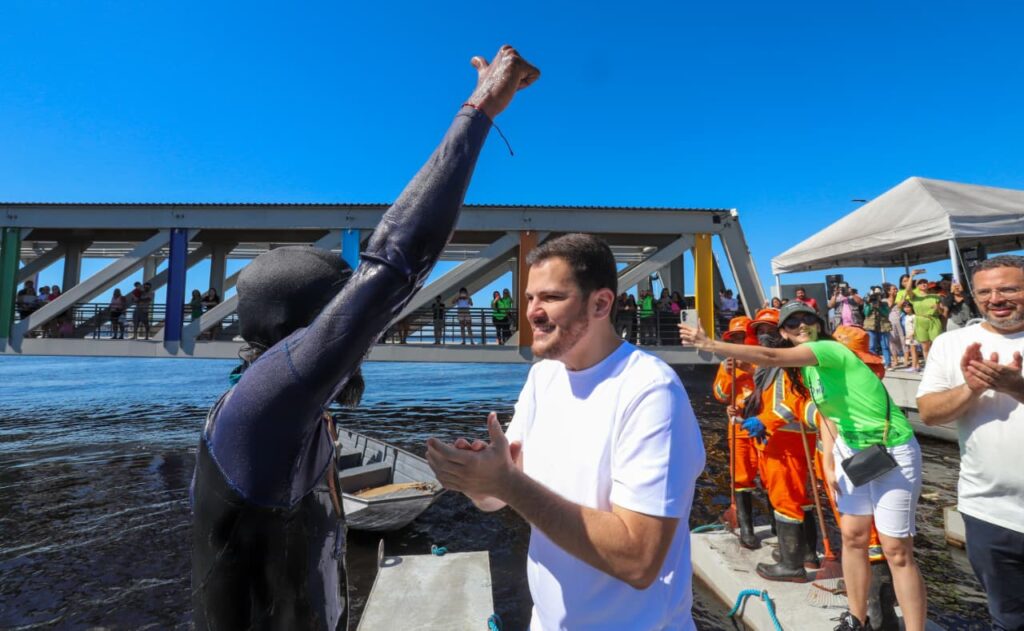 Prefeito Renato Junior recebe ‘Homem-Peixe’ no mirante Prefeito Renato Junior recebe ‘Homem-Peixe’ no mirante