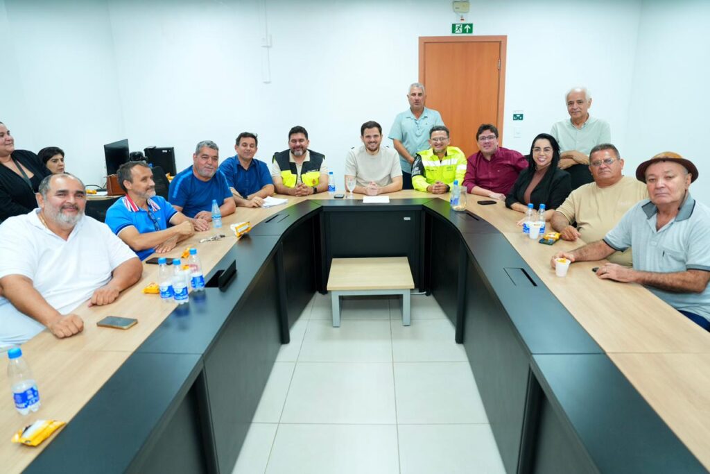 Prefeito discute melhorias e necessidades do transporte complementar