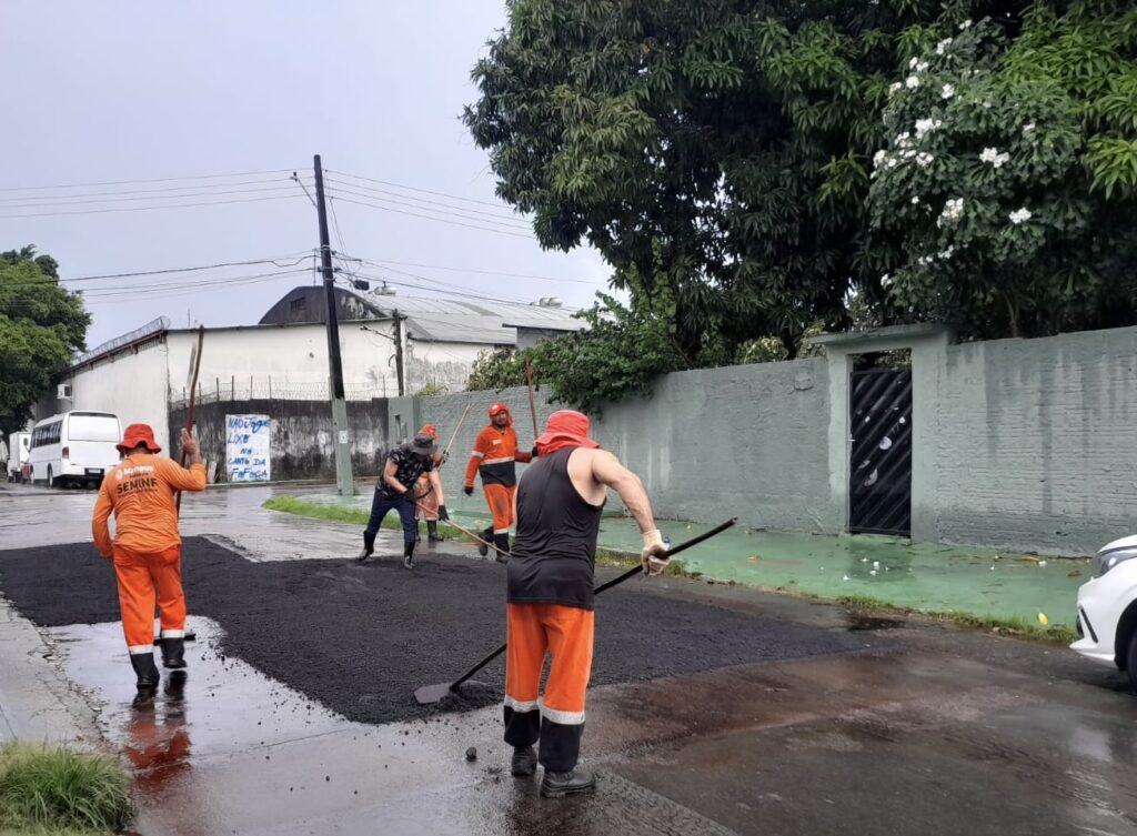 Prefeitura acelera recuperação asfáltica no bairro Petrópolis Prefeitura acelera recuperação asfáltica no bairro Petrópolis
