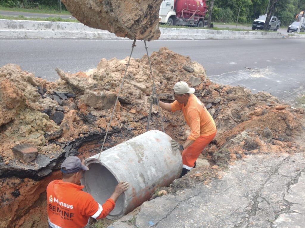 Prefeitura de Manaus atua em regime de plantão e recupera drenagem na avenida General Rodrigo Otávio Ramos durante feriado