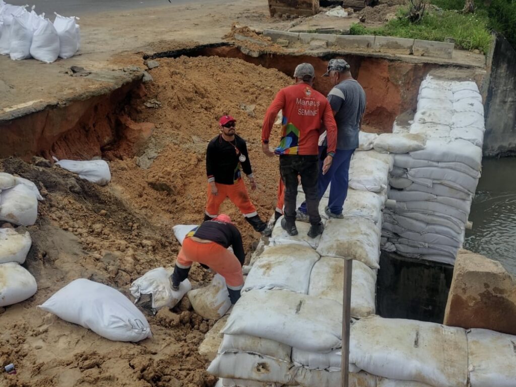 Prefeitura de Manaus avança em obra de drenagem no Colônia Terra Nova com contenção e recuperação da via Prefeitura de Manaus avança em obra de drenagem no Colônia Terra Nova com contenção e recuperação da via