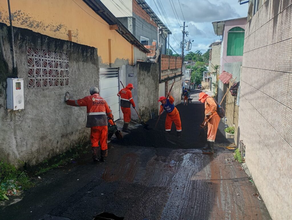 Prefeitura de Manaus leva recuperação asfáltica para beco no bairro Aleixo Prefeitura de Manaus leva recuperação asfáltica para beco no bairro Aleixo