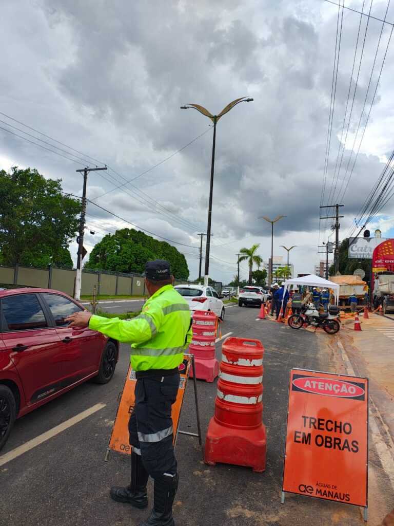 Prefeitura de Manaus notifica Águas de Manaus após vazamento de adutora na zona Oeste