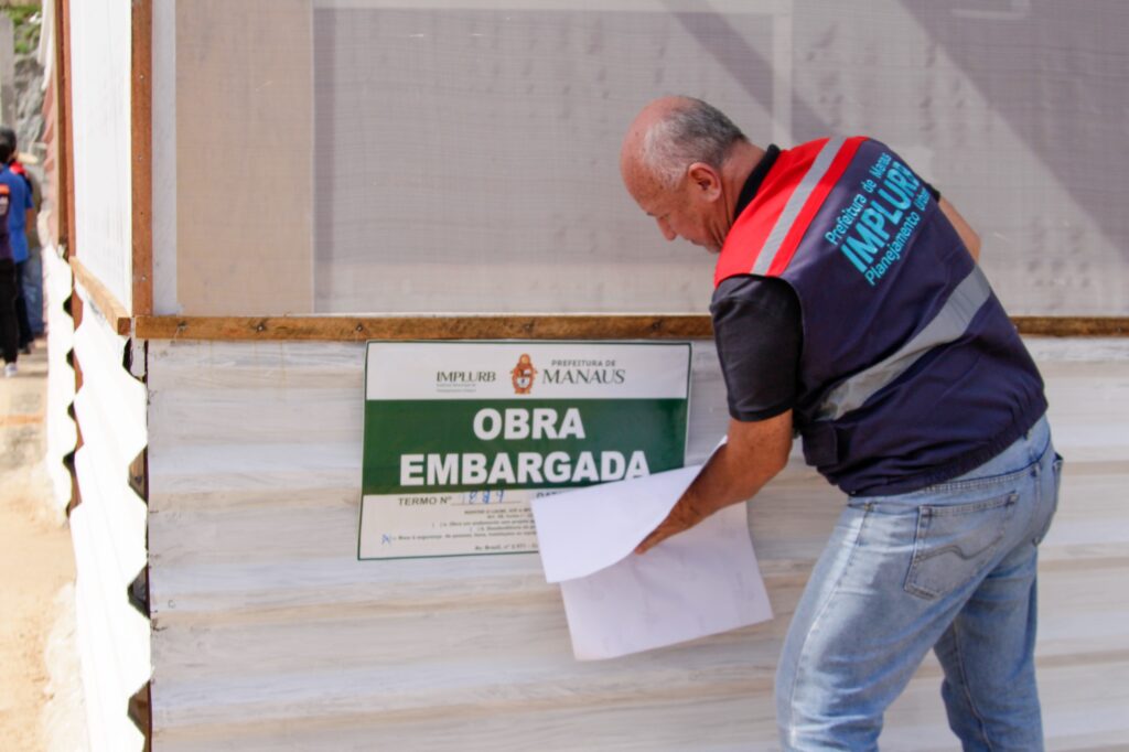 Prefeitura embarga obra de faculdade que causou cratera