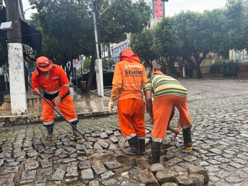 Prefeitura recupera pavimento em área histórica do Centro Intervenção