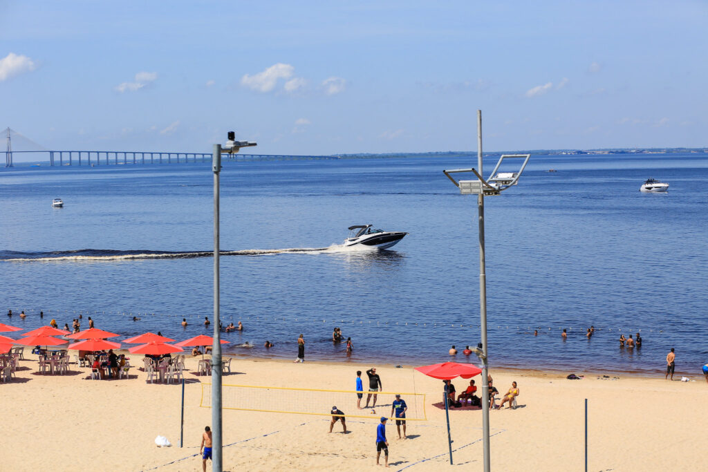 Prefeitura reforça alerta sobre circulação irregular de embarcações próximas à praia da Ponta Negra