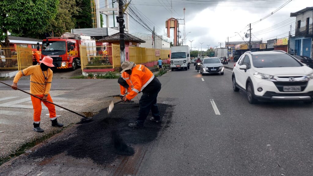 Prefeitura reforça manutenção na alameda Cosme Ferreira Prefeitura reforça manutenção na alameda Cosme Ferreira
