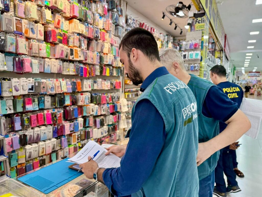 Ação conjunta entre Procon Manaus e Decon-AM resulta na apreensão de mais de 2,8 mil produtos falsificados na zona Norte Ação conjunta entre Procon Manaus e Decon-AM resulta na apreensão de mais de 2,8 mil produtos falsificados na zona Norte