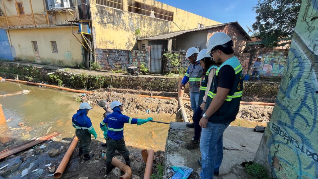 Ageman vistoria obras de avanço do esgotamento sanitário em beco do bairro Redenção FIscalização