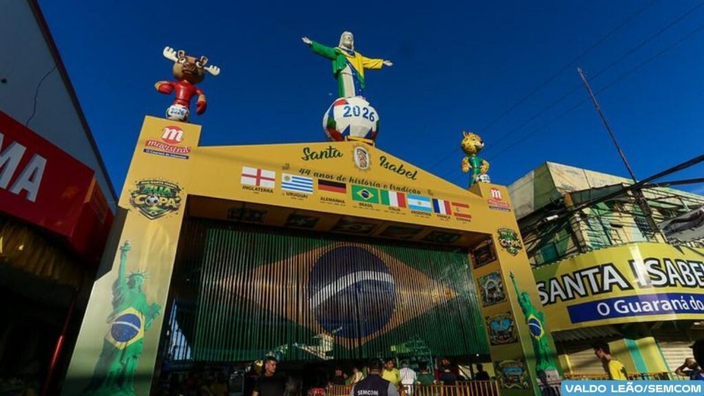 Com apoio da prefeitura, 'Ruas da Copa' reúnem torcedores para assistir ao jogo da Seleção Brasileira e garantem entretenimento a famílias em Manaus