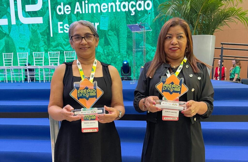 Manipuladoras de alimentos da rede municipal de ensino recebem prêmio nacional da Alimentação Escolar do FNDE Manipuladoras de alimentos da rede municipal de ensino recebem prêmio nacional da Alimentação Escolar do FNDE