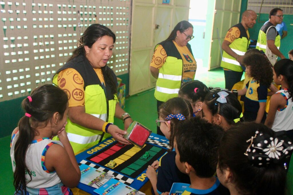 Prefeitura de Manaus leva atividade lúdica de trânsito à escola municipal do bairro Alvorada Prefeitura de Manaus leva atividade lúdica de trânsito à escola municipal do bairro Alvorada