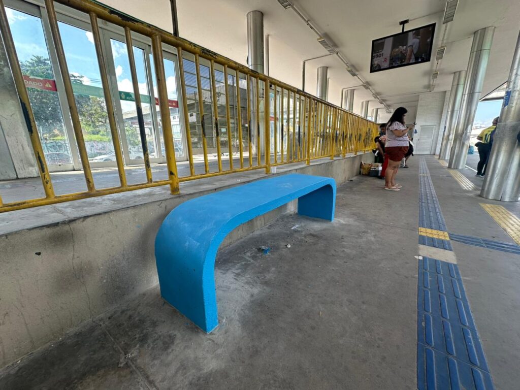 Prefeitura de Manaus revitaliza bancos da Estação Arena e amplia conforto para usuários do transporte coletivo Prefeitura de Manaus revitaliza bancos da Estação Arena e amplia conforto para usuários do transporte coletivo