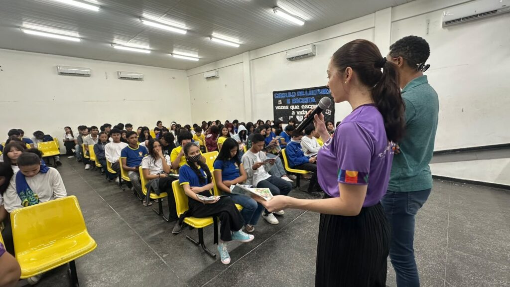 Prefeitura leva campanha ‘Junho Violeta’ a escola municipal